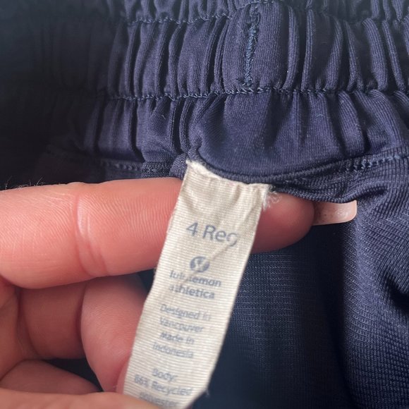 LIKE NEW Size 4 Lululemon 2.5” Navy Blue Hotty Hot short *DISCONTINUED STYLE* - Picture 5 of 6